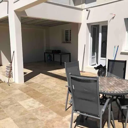 F5 With Pool Close To And Amenities Aimargues