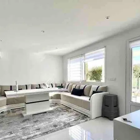 F5 With Pool Close To And Amenities * Aimargues