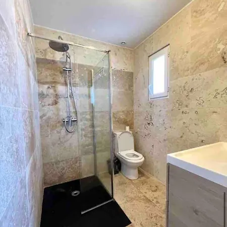 F5 With Pool Close To And Amenities
