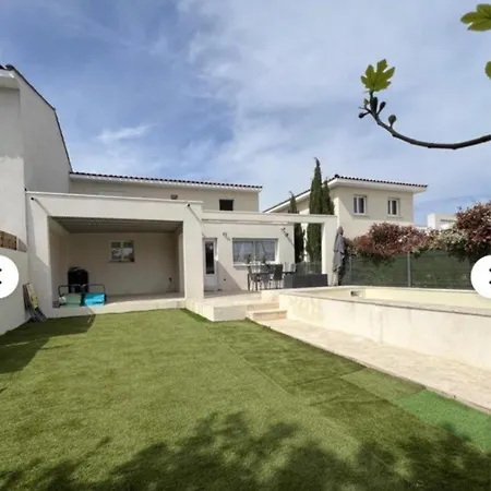 F5 With Pool Close To And Amenities Aimargues