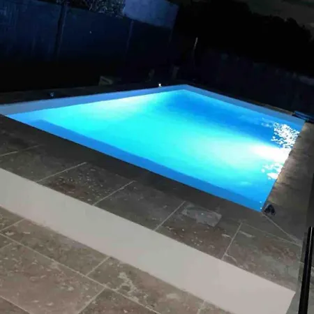 F5 With Pool Close To And Amenities