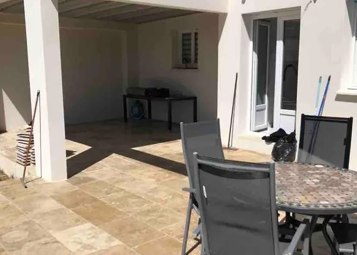 F5 With Pool Close To And Amenities Aimargues