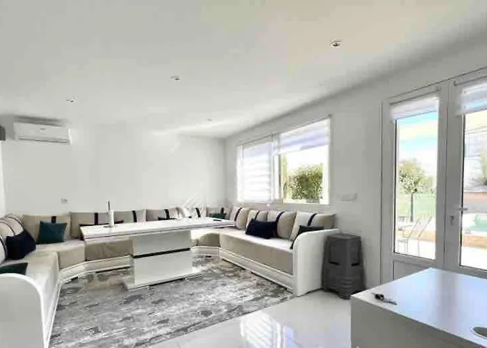 F5 With Pool Close To And Amenities * Aimargues