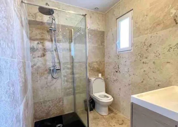 F5 With Pool Close To And Amenities