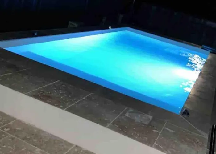 F5 With Pool Close To And Amenities
